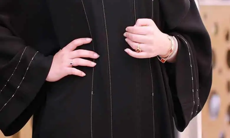 تعرف على تفسير رؤية العبايات السوداء في المنام لابن سيرين